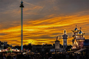 Das Wiesn-Riesenrad und der Skyfall-Tower im Sonnenuntergang – © Andy Ilmberger